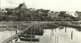 Ab 1896 fuhr eine Kleinbahn von Altenkirchen nach Bergen über den Wiecker Hafen (Archiv Heimatverein Wieck)