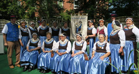 Seniorentrachtenchor mit Kindertanzgruppe des Vereins